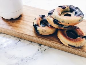 Donuts sans gluten aux myrtilles